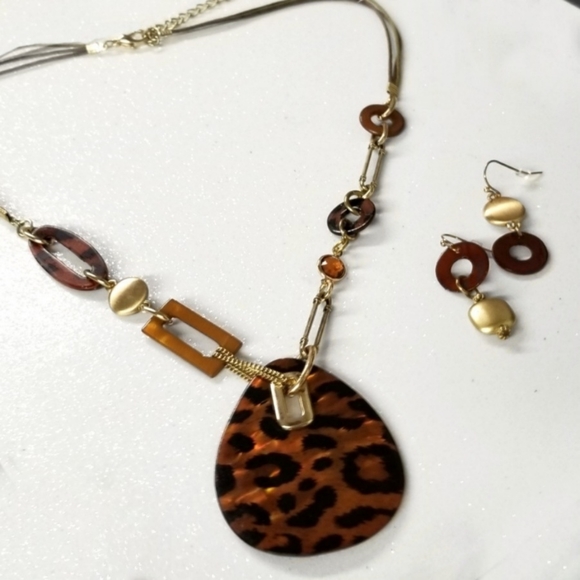 Asymetrical Necklace & FREE Earrings - Picture 1 of 3